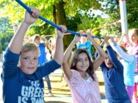 Schule in Millingen erhielt Niedrigseilgarten | WAZ.de