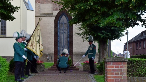 Rees: Schützen legten Kranz am Ehrenmal in Millingen nieder | nrz.de |